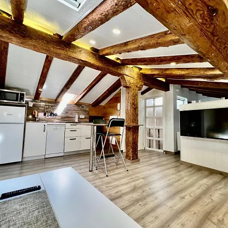 Cozy Attic In The Center Of 아파트 *