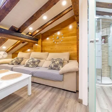 Cozy Attic In The Center Of 아파트